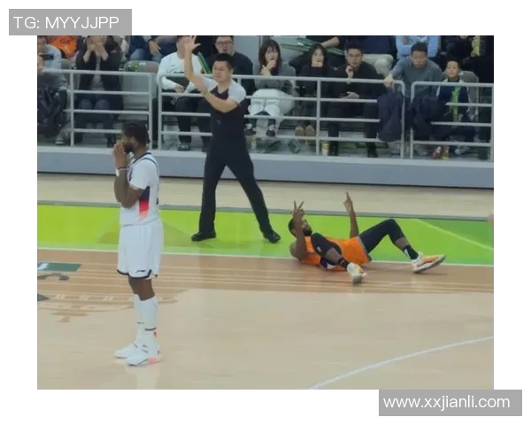 上海久事与山东男篮激战正酣谁能在这场对决中笑到最后